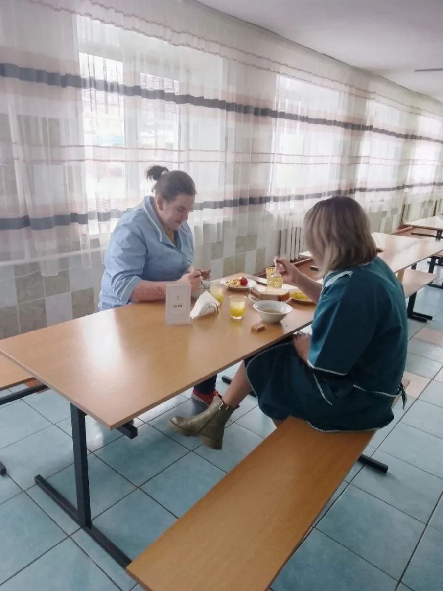 Комиссия по родительскому контролю за организацией питания обучающихся проводившая проверку: в ГКОУ «Кулебакская специальная коррекционная школа». Родители обучающихся школы посетили школьную столовую во время обеда.