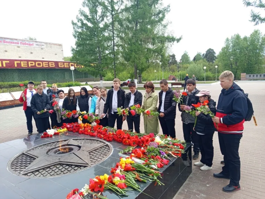 9 классы приняли участие в важной патриотической акции - возложении цветов к Вечному огню.