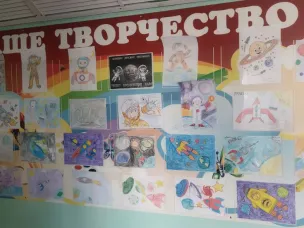 ВЫСТАВКА РИСУНКОВ "ДЕНЬ КОСМОНАВТИКИ"