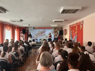 Сегодня в нашей школе прошла торжественная линейка «Последний звонок». Ура!  КАНИКУЛЫ!