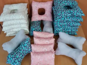 Школьницы на уроках труда под руководством учителя Рябовой Нины Сергеевны шьют подушки для участников спецоперации в госпитали.