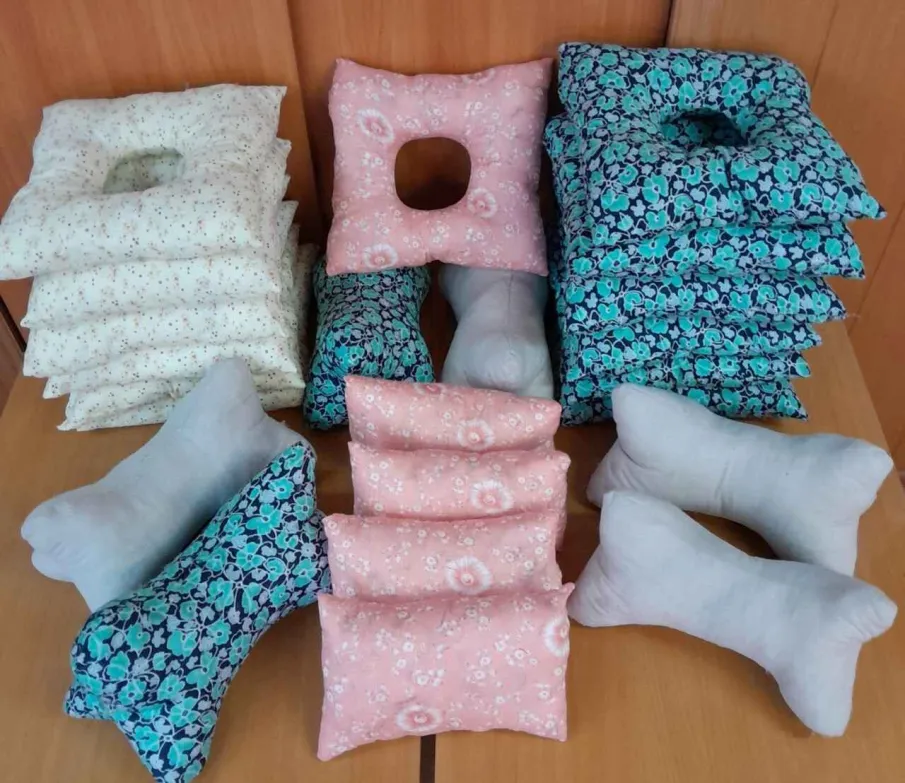 Школьницы на уроках труда под руководством учителя Рябовой Нины Сергеевны шьют подушки для участников спецоперации в госпитали.