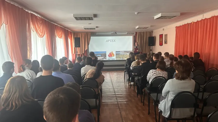 Информационный час «Сто лет жизни Артека»